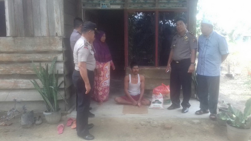 Tiga Keluarga Kurang Mampu di Tapung Terima Bantuan dari Tim Barokah
